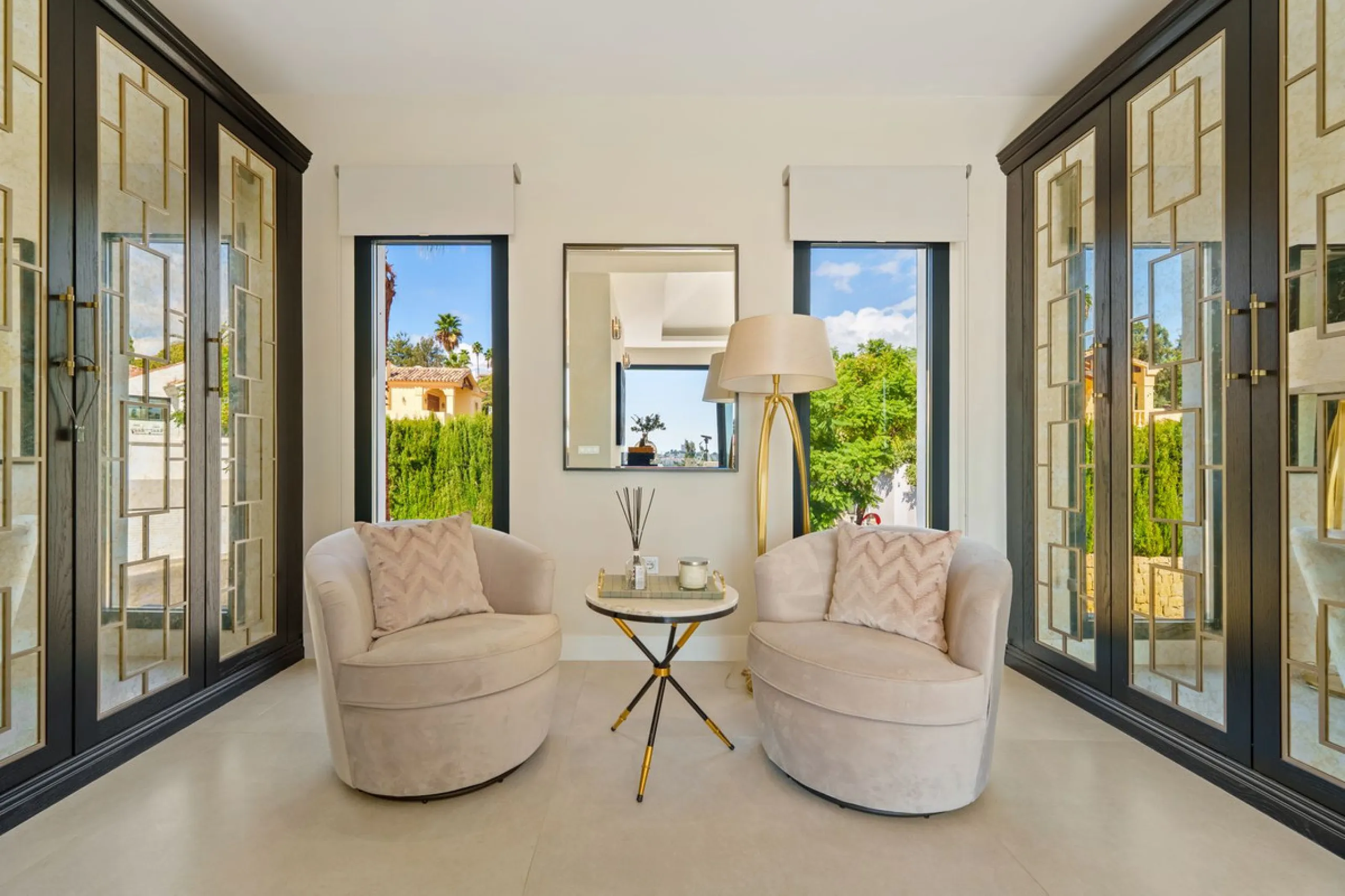 This contemporary residence in La Quinta is designed for modern living and effortless entertaining. Its open-plan layout combines a spacious lounge, dining area, and fully equipped kitchen, all seamlessly connected to the outdoors through floor-to-ceiling