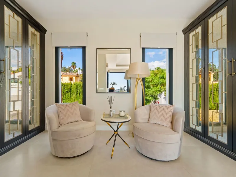 This contemporary residence in La Quinta is designed for modern living and effortless entertaining. Its open-plan layout combines a spacious lounge, dining area, and fully equipped kitchen, all seamlessly connected to the outdoors through floor-to-ceiling