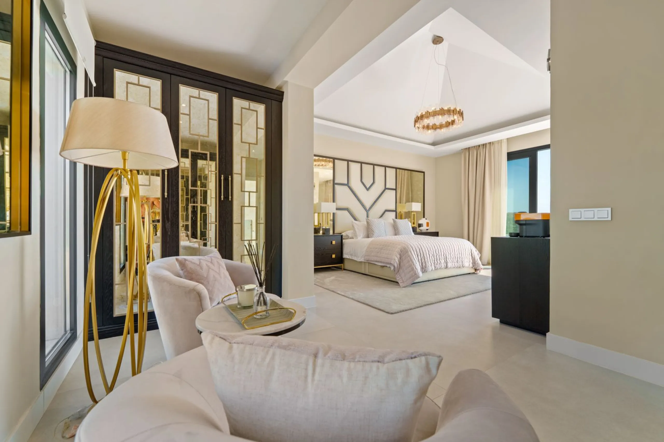 This contemporary residence in La Quinta is designed for modern living and effortless entertaining. Its open-plan layout combines a spacious lounge, dining area, and fully equipped kitchen, all seamlessly connected to the outdoors through floor-to-ceiling