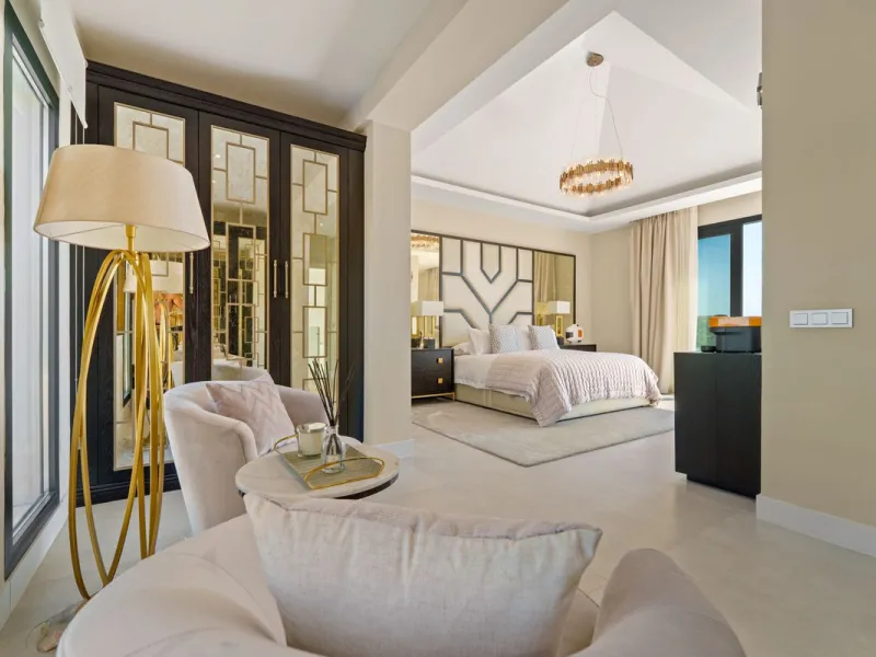 This contemporary residence in La Quinta is designed for modern living and effortless entertaining. Its open-plan layout combines a spacious lounge, dining area, and fully equipped kitchen, all seamlessly connected to the outdoors through floor-to-ceiling