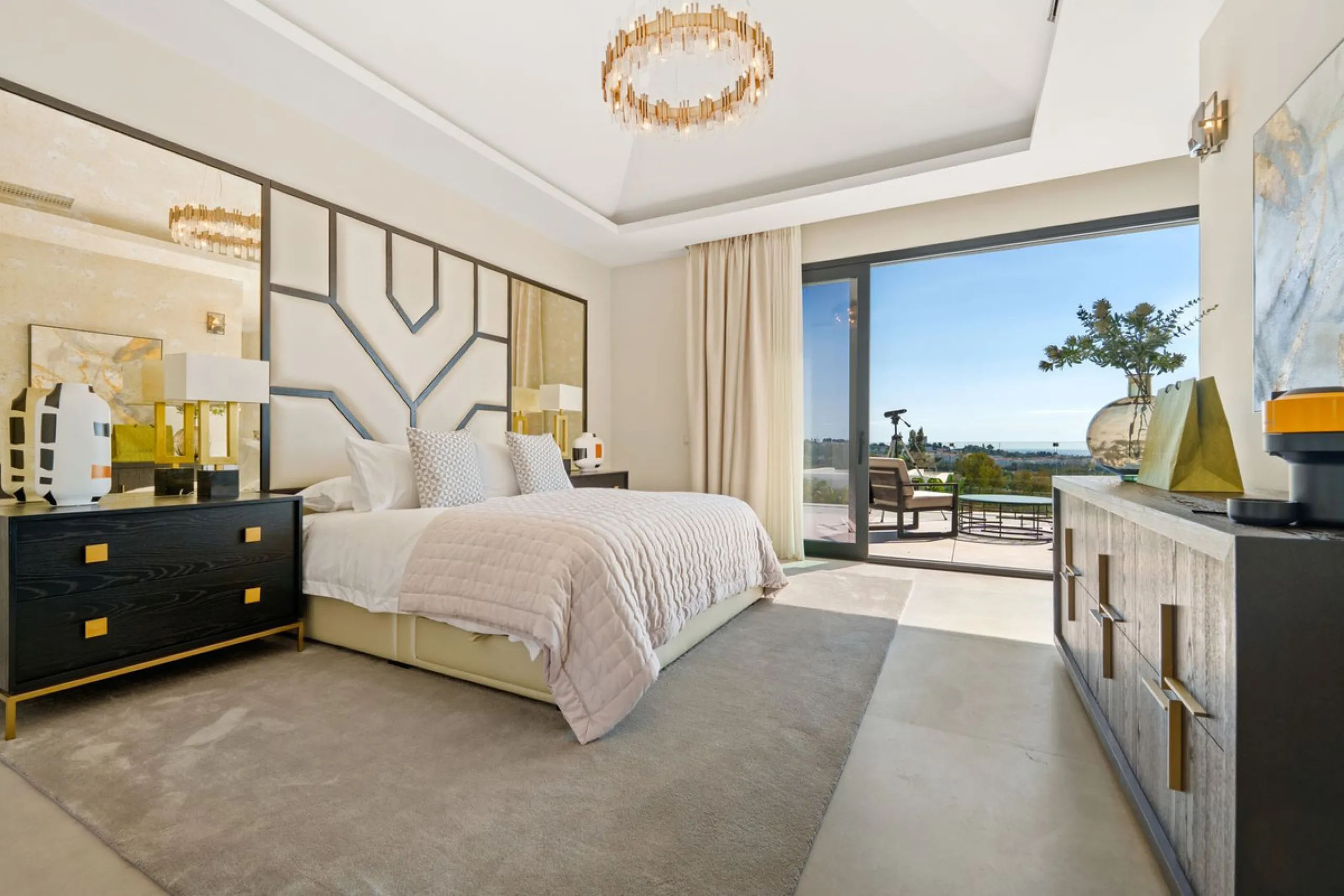 This contemporary residence in La Quinta is designed for modern living and effortless entertaining. Its open-plan layout combines a spacious lounge, dining area, and fully equipped kitchen, all seamlessly connected to the outdoors through floor-to-ceiling