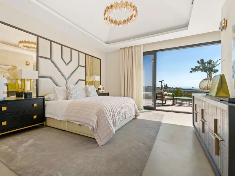 This contemporary residence in La Quinta is designed for modern living and effortless entertaining. Its open-plan layout combines a spacious lounge, dining area, and fully equipped kitchen, all seamlessly connected to the outdoors through floor-to-ceiling