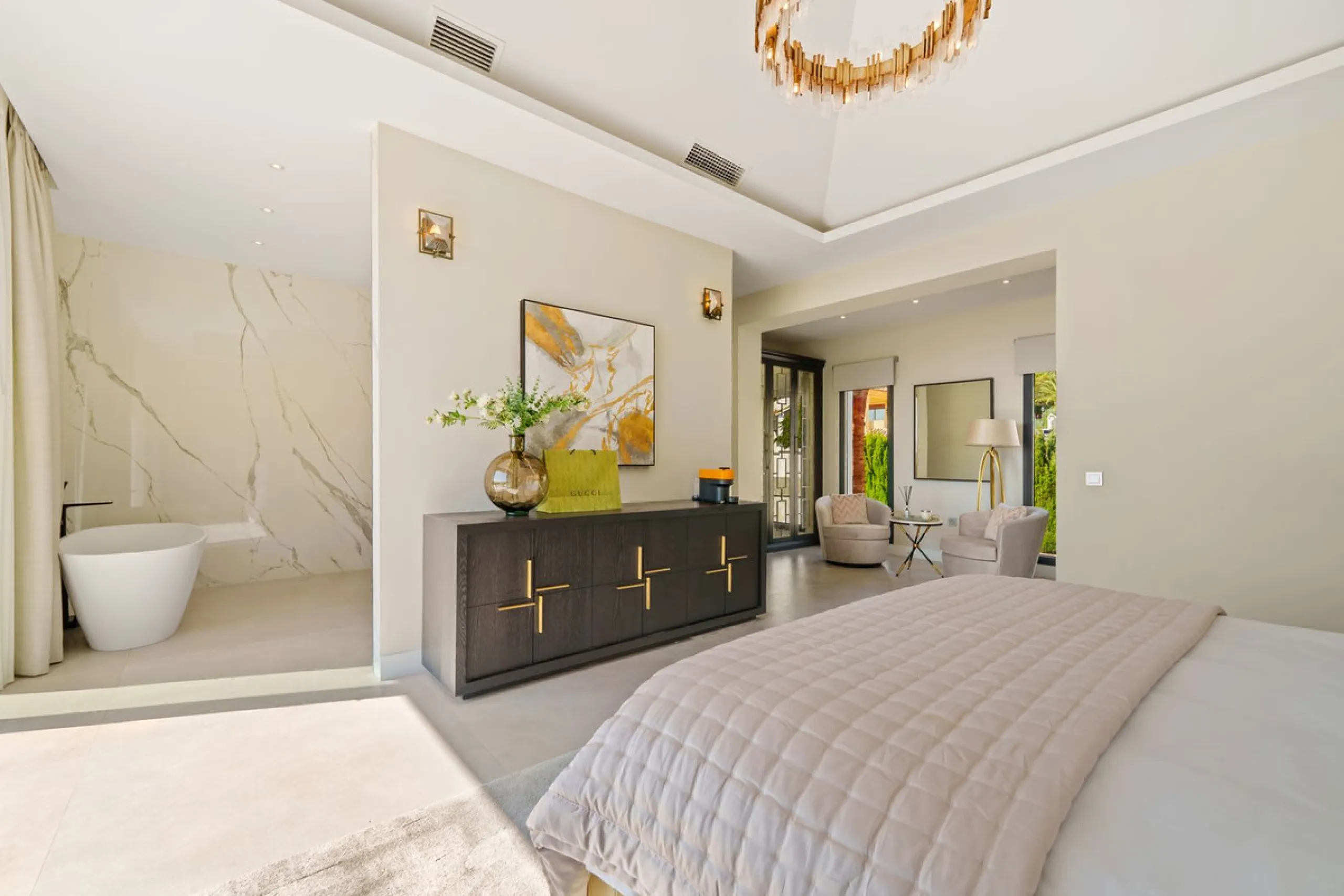 This contemporary residence in La Quinta is designed for modern living and effortless entertaining. Its open-plan layout combines a spacious lounge, dining area, and fully equipped kitchen, all seamlessly connected to the outdoors through floor-to-ceiling