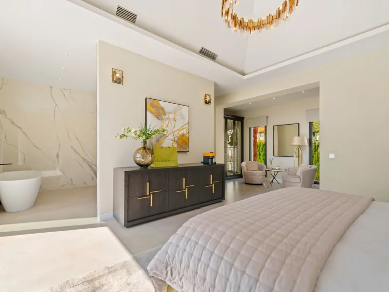 This contemporary residence in La Quinta is designed for modern living and effortless entertaining. Its open-plan layout combines a spacious lounge, dining area, and fully equipped kitchen, all seamlessly connected to the outdoors through floor-to-ceiling