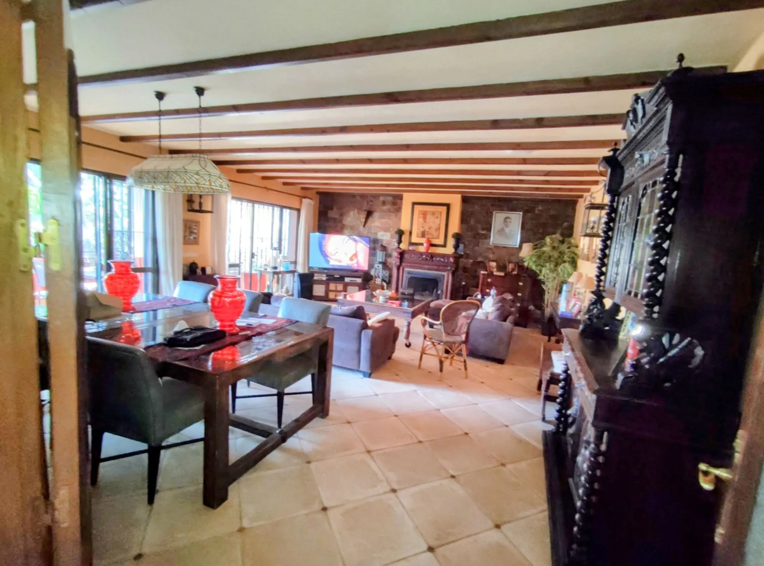Located in the quiet residential area of Río Real, this villa offers an excellent opportunity for those seeking a home with potential in a pleasant and well-connected setting. The property features 3 bedrooms and 2 bathrooms, as well as a terrace and a co