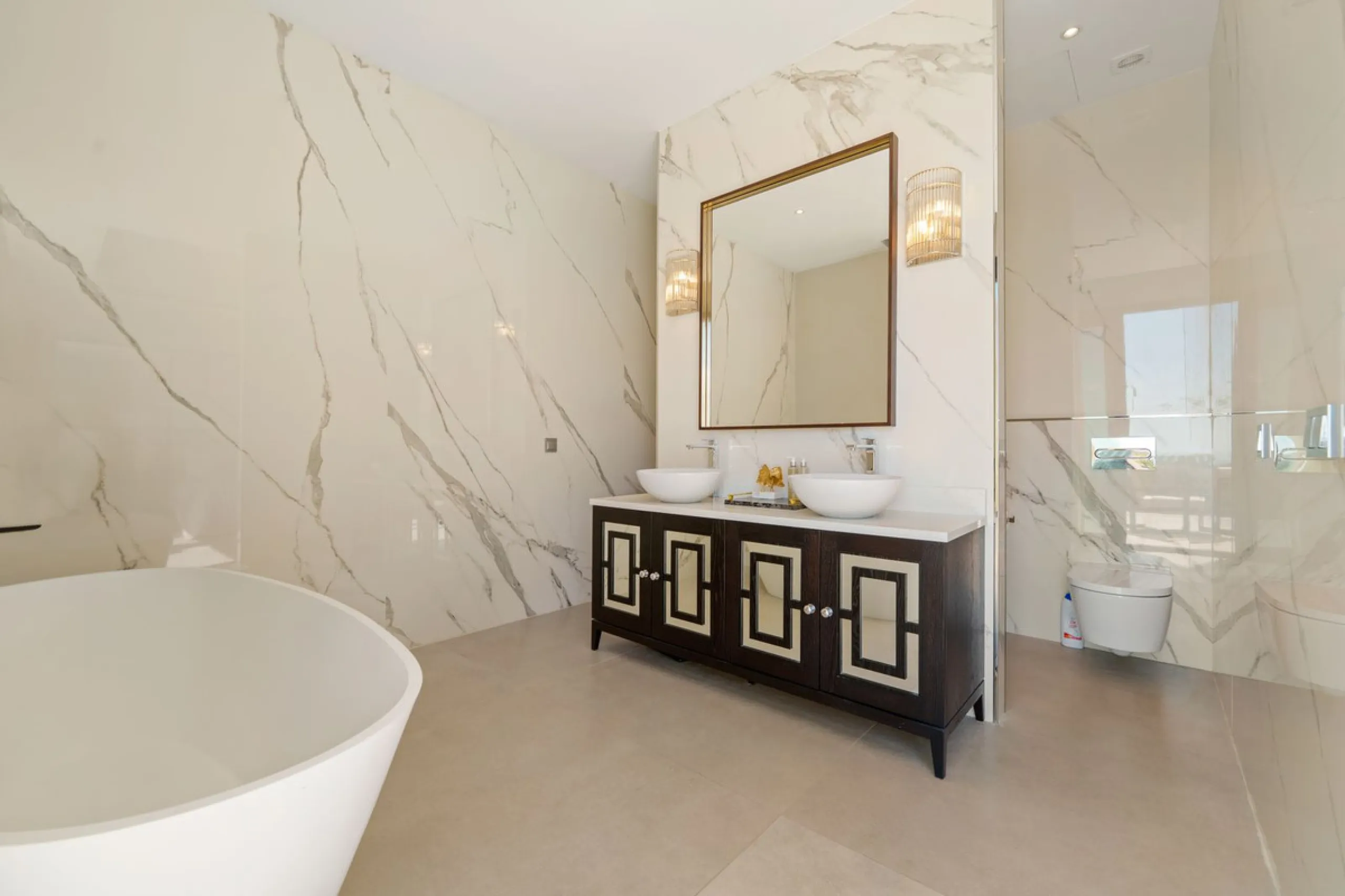 This contemporary residence in La Quinta is designed for modern living and effortless entertaining. Its open-plan layout combines a spacious lounge, dining area, and fully equipped kitchen, all seamlessly connected to the outdoors through floor-to-ceiling
