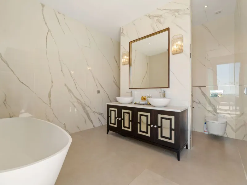 This contemporary residence in La Quinta is designed for modern living and effortless entertaining. Its open-plan layout combines a spacious lounge, dining area, and fully equipped kitchen, all seamlessly connected to the outdoors through floor-to-ceiling