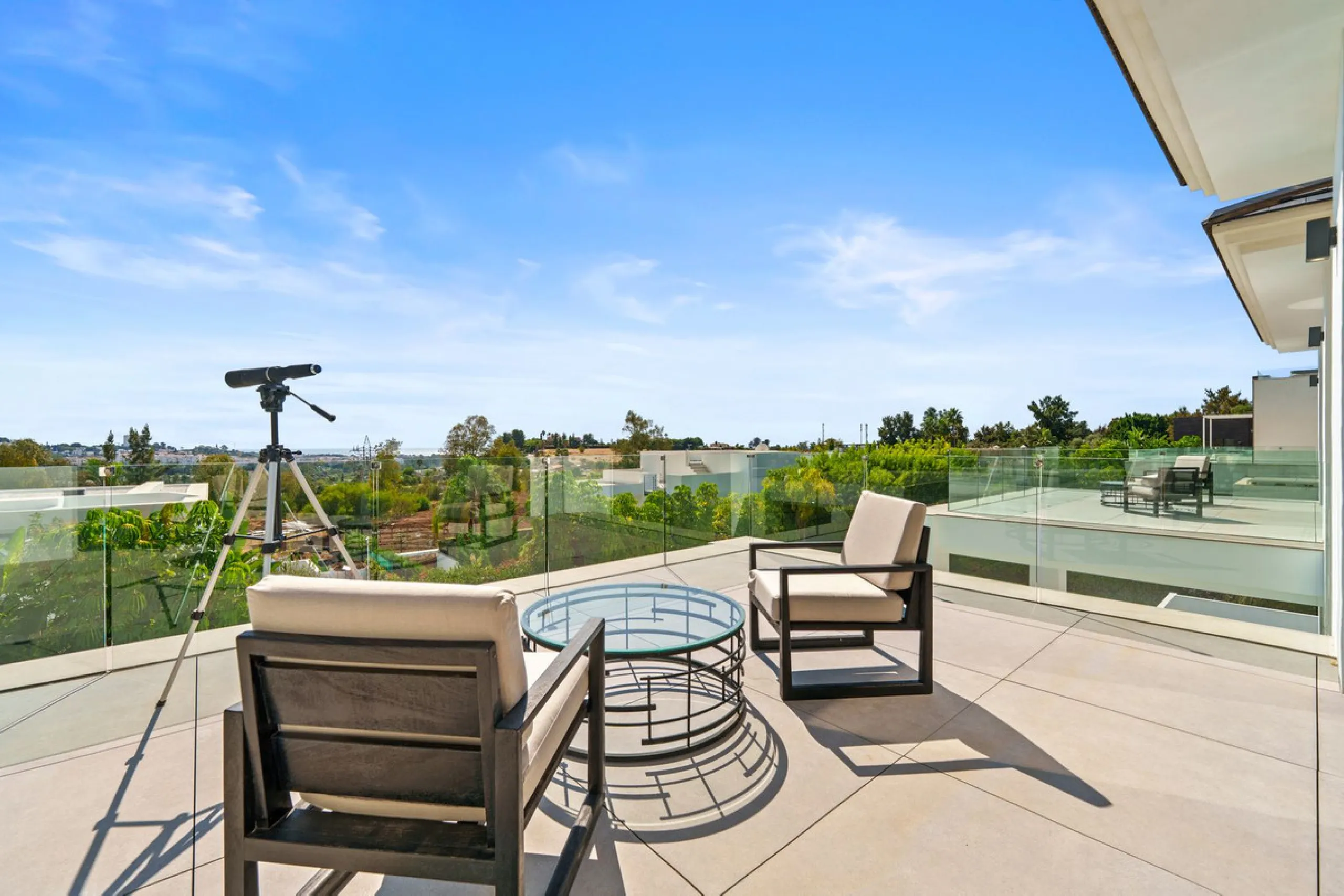 This contemporary residence in La Quinta is designed for modern living and effortless entertaining. Its open-plan layout combines a spacious lounge, dining area, and fully equipped kitchen, all seamlessly connected to the outdoors through floor-to-ceiling