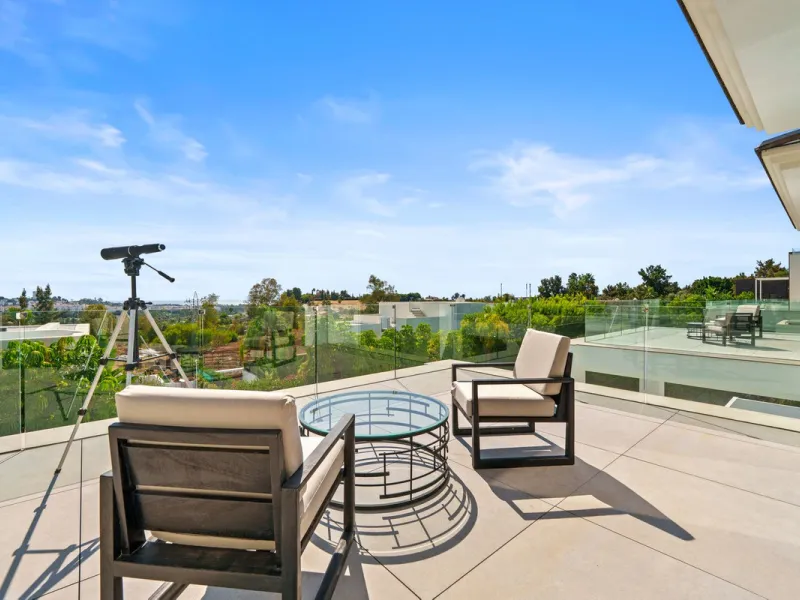This contemporary residence in La Quinta is designed for modern living and effortless entertaining. Its open-plan layout combines a spacious lounge, dining area, and fully equipped kitchen, all seamlessly connected to the outdoors through floor-to-ceiling