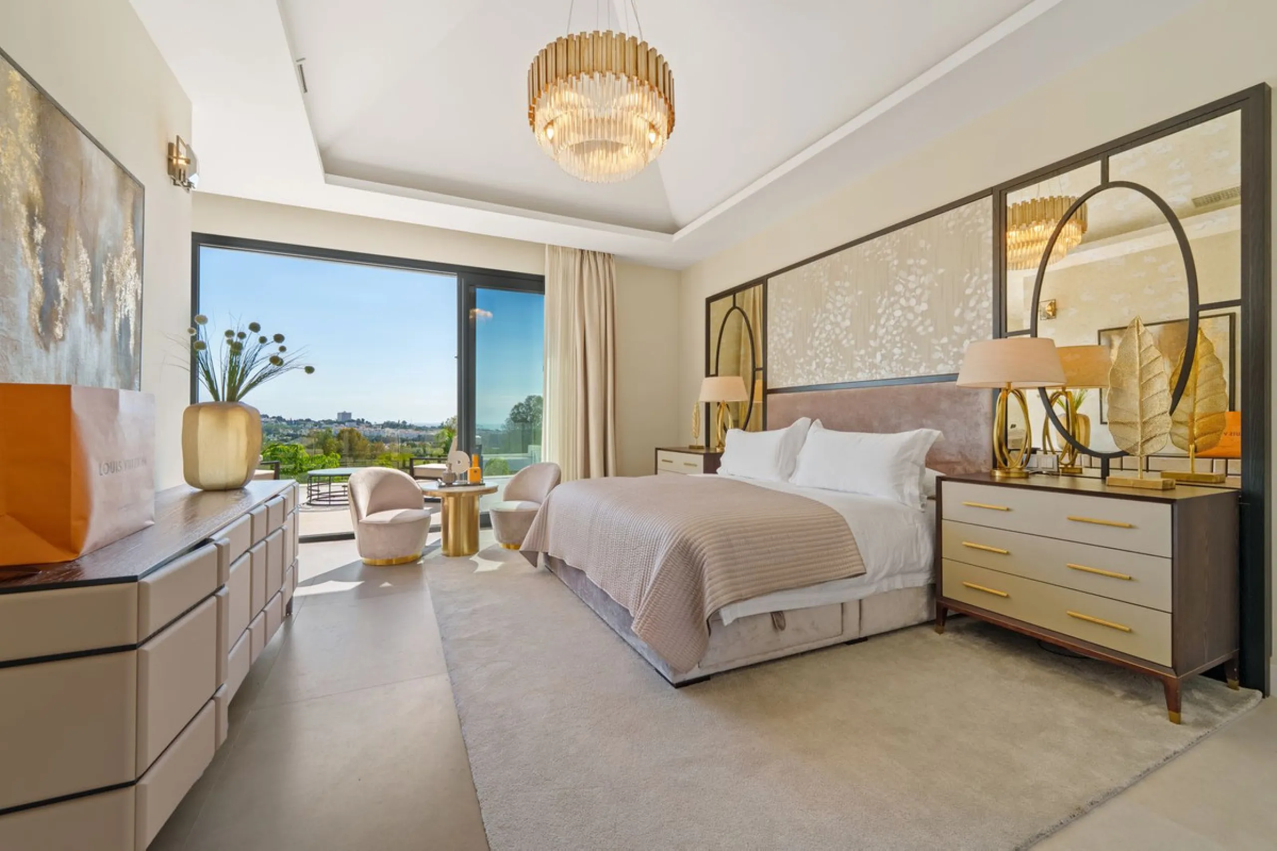 This contemporary residence in La Quinta is designed for modern living and effortless entertaining. Its open-plan layout combines a spacious lounge, dining area, and fully equipped kitchen, all seamlessly connected to the outdoors through floor-to-ceiling