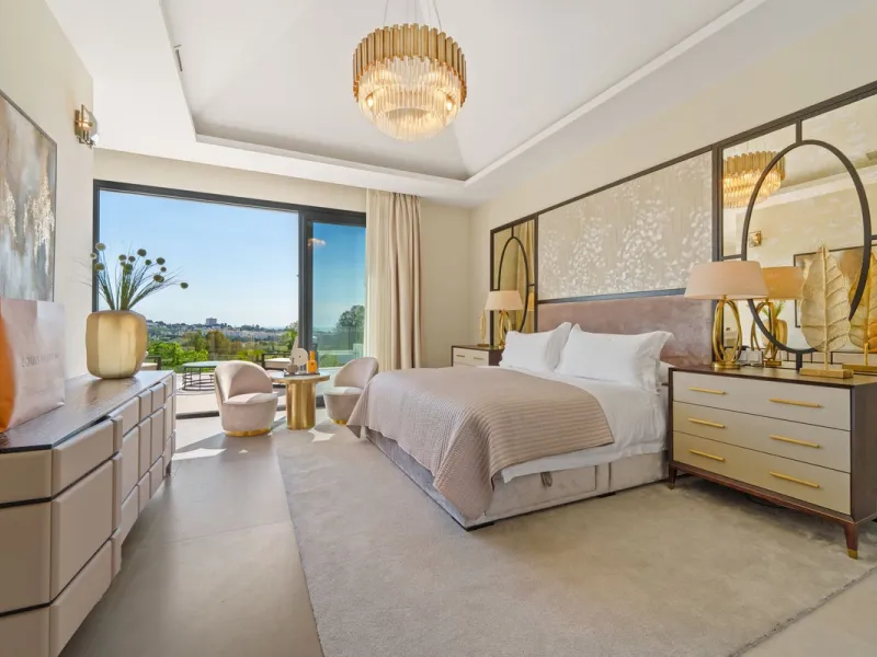 This contemporary residence in La Quinta is designed for modern living and effortless entertaining. Its open-plan layout combines a spacious lounge, dining area, and fully equipped kitchen, all seamlessly connected to the outdoors through floor-to-ceiling