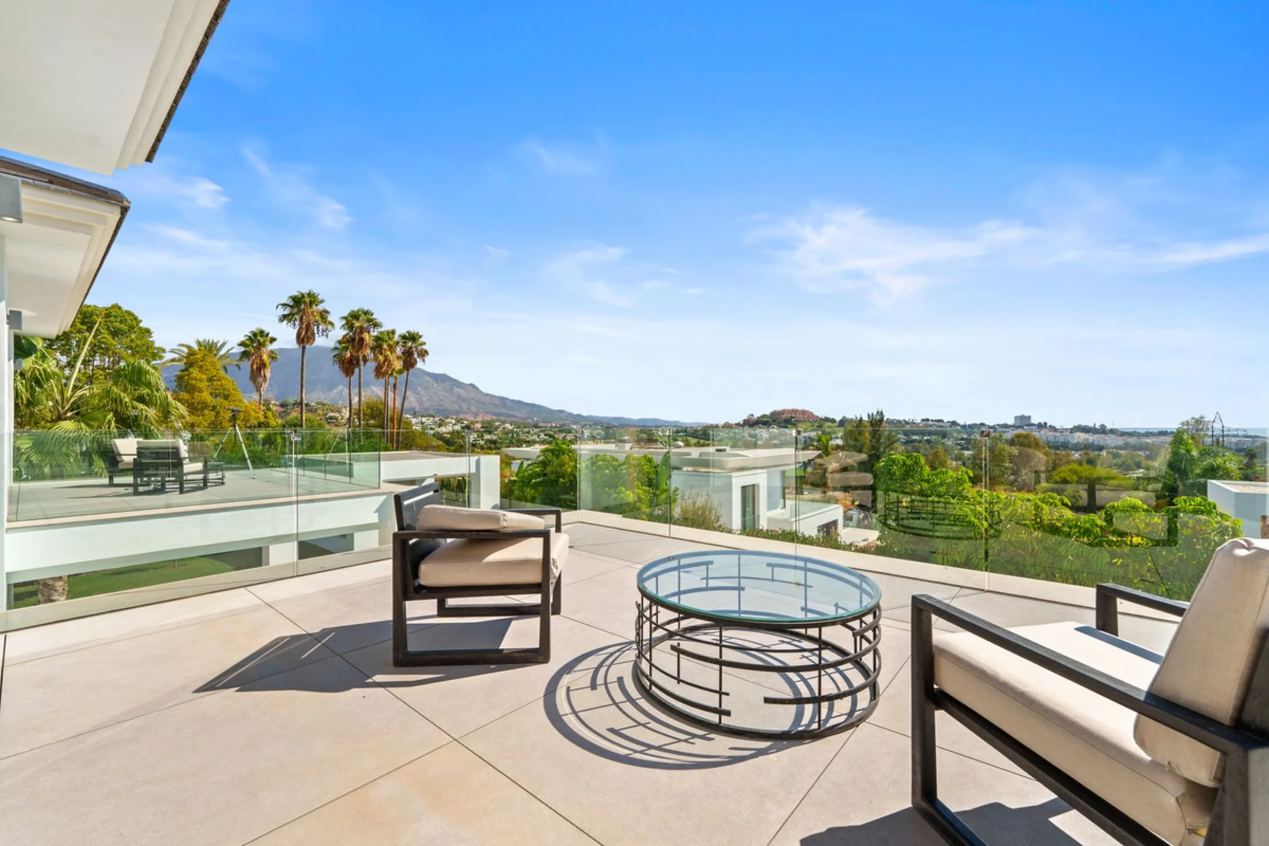 This contemporary residence in La Quinta is designed for modern living and effortless entertaining. Its open-plan layout combines a spacious lounge, dining area, and fully equipped kitchen, all seamlessly connected to the outdoors through floor-to-ceiling