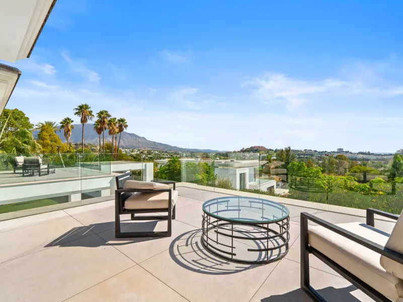 This contemporary residence in La Quinta is designed for modern living and effortless entertaining. Its open-plan layout combines a spacious lounge, dining area, and fully equipped kitchen, all seamlessly connected to the outdoors through floor-to-ceiling