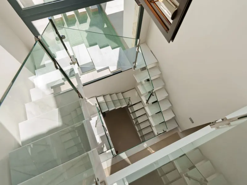 This contemporary residence in La Quinta is designed for modern living and effortless entertaining. Its open-plan layout combines a spacious lounge, dining area, and fully equipped kitchen, all seamlessly connected to the outdoors through floor-to-ceiling