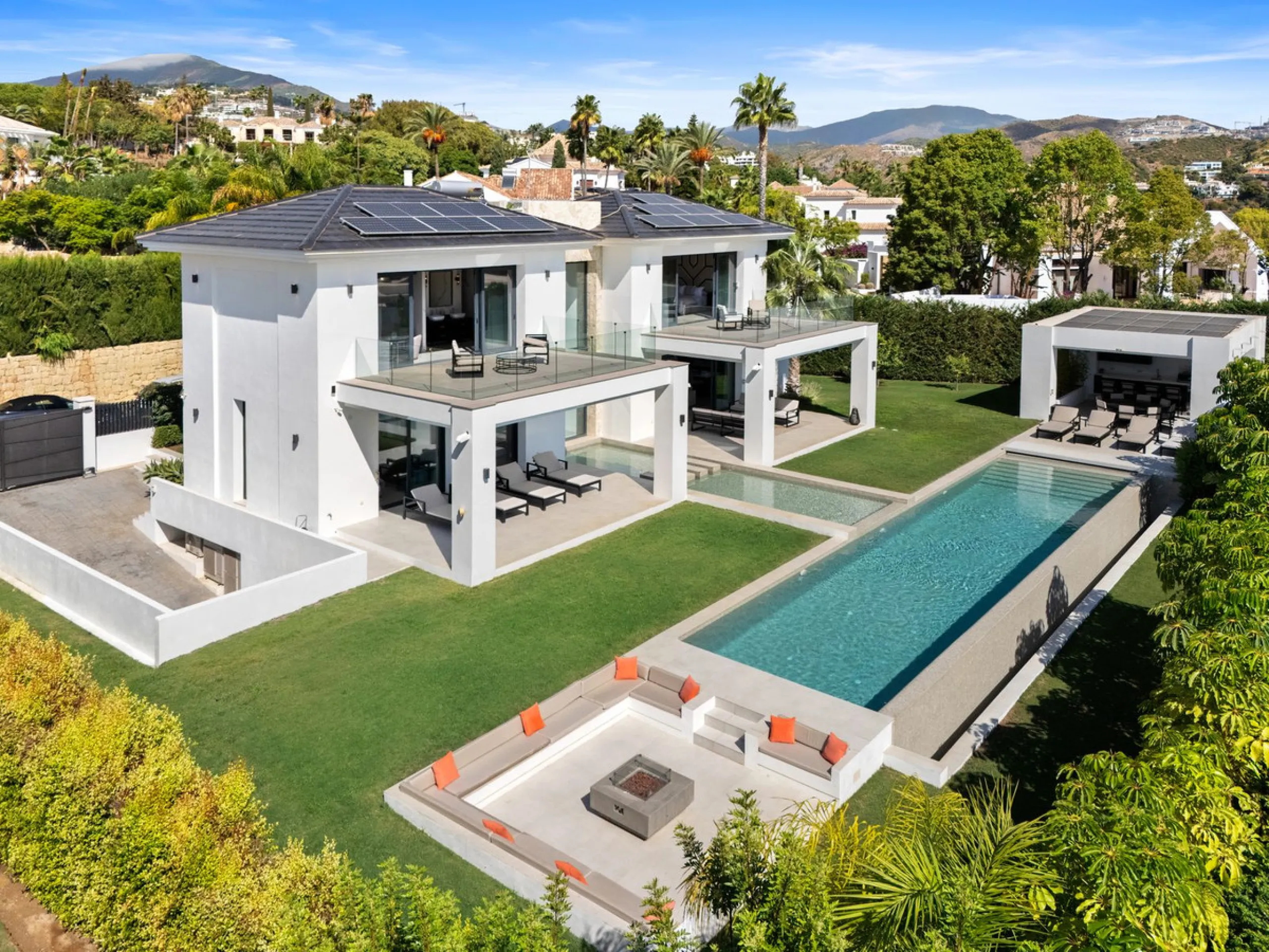 This contemporary residence in La Quinta is designed for modern living and effortless entertaining. Its open-plan layout combines a spacious lounge, dining area, and fully equipped kitchen, all seamlessly connected to the outdoors through floor-to-ceiling