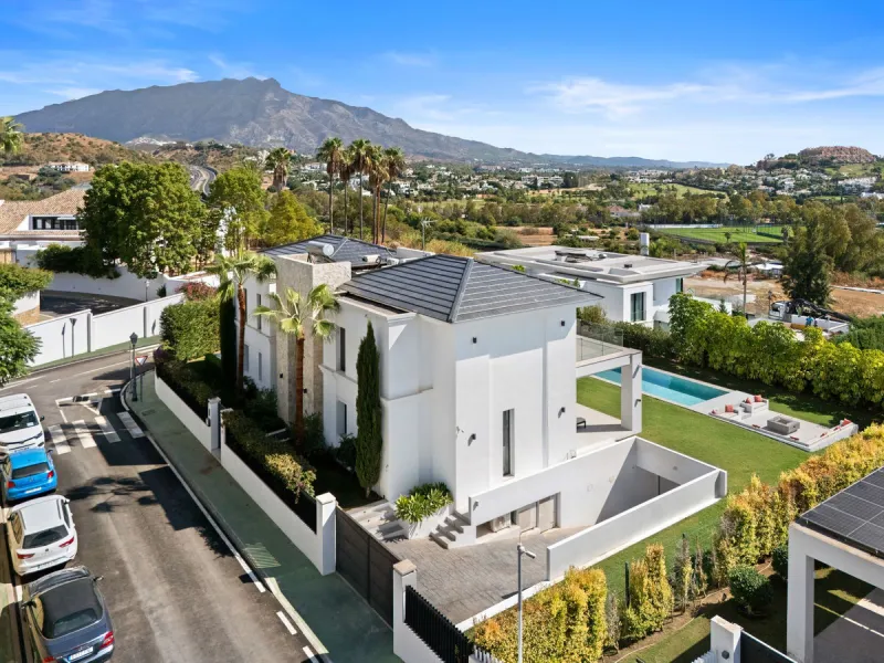 This contemporary residence in La Quinta is designed for modern living and effortless entertaining. Its open-plan layout combines a spacious lounge, dining area, and fully equipped kitchen, all seamlessly connected to the outdoors through floor-to-ceiling