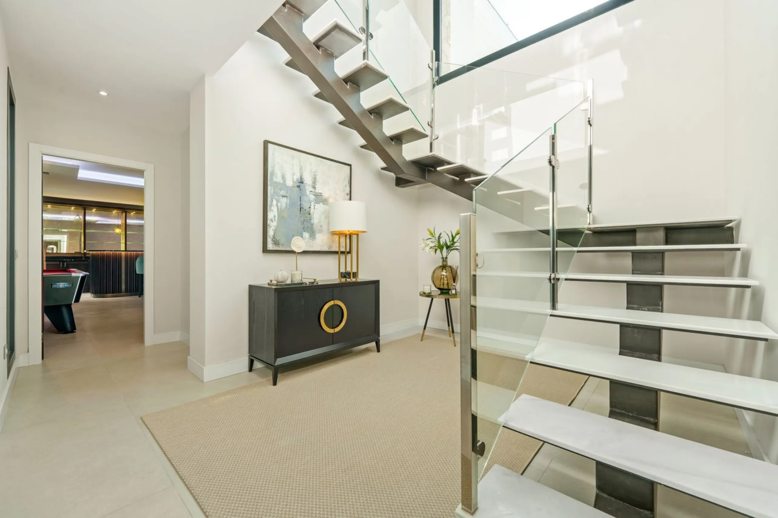 This contemporary residence in La Quinta is designed for modern living and effortless entertaining. Its open-plan layout combines a spacious lounge, dining area, and fully equipped kitchen, all seamlessly connected to the outdoors through floor-to-ceiling