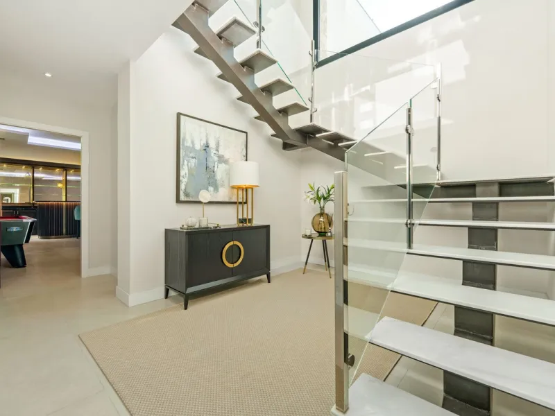 This contemporary residence in La Quinta is designed for modern living and effortless entertaining. Its open-plan layout combines a spacious lounge, dining area, and fully equipped kitchen, all seamlessly connected to the outdoors through floor-to-ceiling