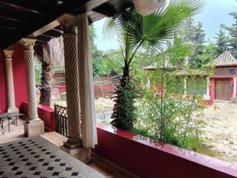 Located in the quiet residential area of Río Real, this villa offers an excellent opportunity for those seeking a home with potential in a pleasant and well-connected setting. The property features 3 bedrooms and 2 bathrooms, as well as a terrace and a co