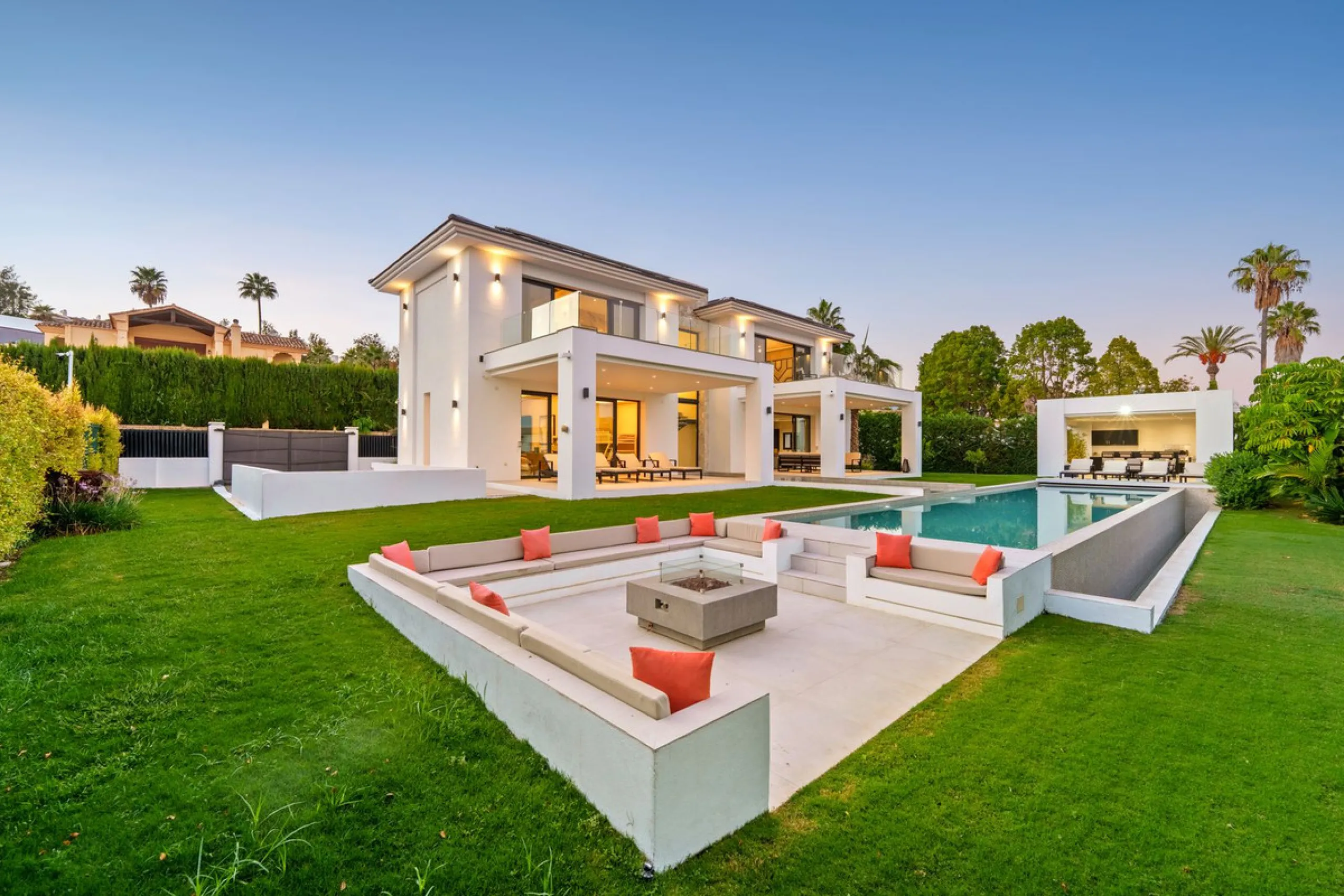 This contemporary residence in La Quinta is designed for modern living and effortless entertaining. Its open-plan layout combines a spacious lounge, dining area, and fully equipped kitchen, all seamlessly connected to the outdoors through floor-to-ceiling