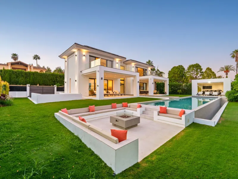 This contemporary residence in La Quinta is designed for modern living and effortless entertaining. Its open-plan layout combines a spacious lounge, dining area, and fully equipped kitchen, all seamlessly connected to the outdoors through floor-to-ceiling