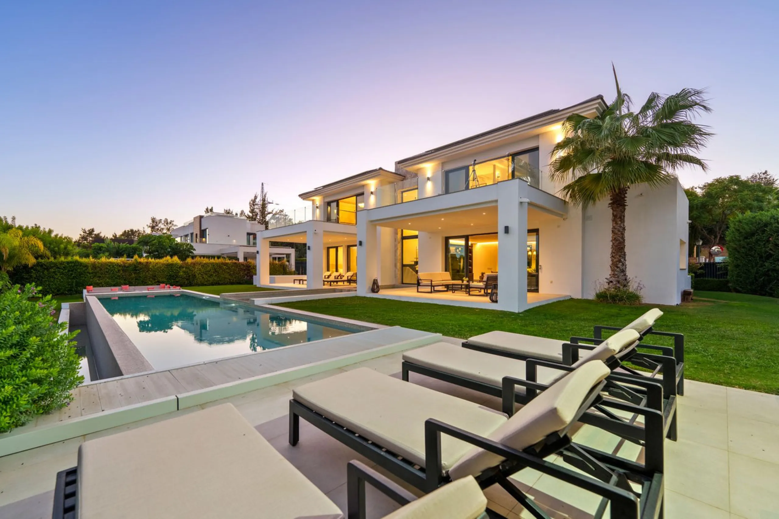 This contemporary residence in La Quinta is designed for modern living and effortless entertaining. Its open-plan layout combines a spacious lounge, dining area, and fully equipped kitchen, all seamlessly connected to the outdoors through floor-to-ceiling