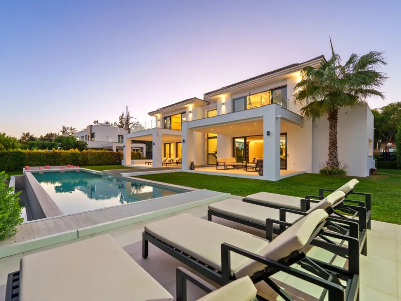 This contemporary residence in La Quinta is designed for modern living and effortless entertaining. Its open-plan layout combines a spacious lounge, dining area, and fully equipped kitchen, all seamlessly connected to the outdoors through floor-to-ceiling