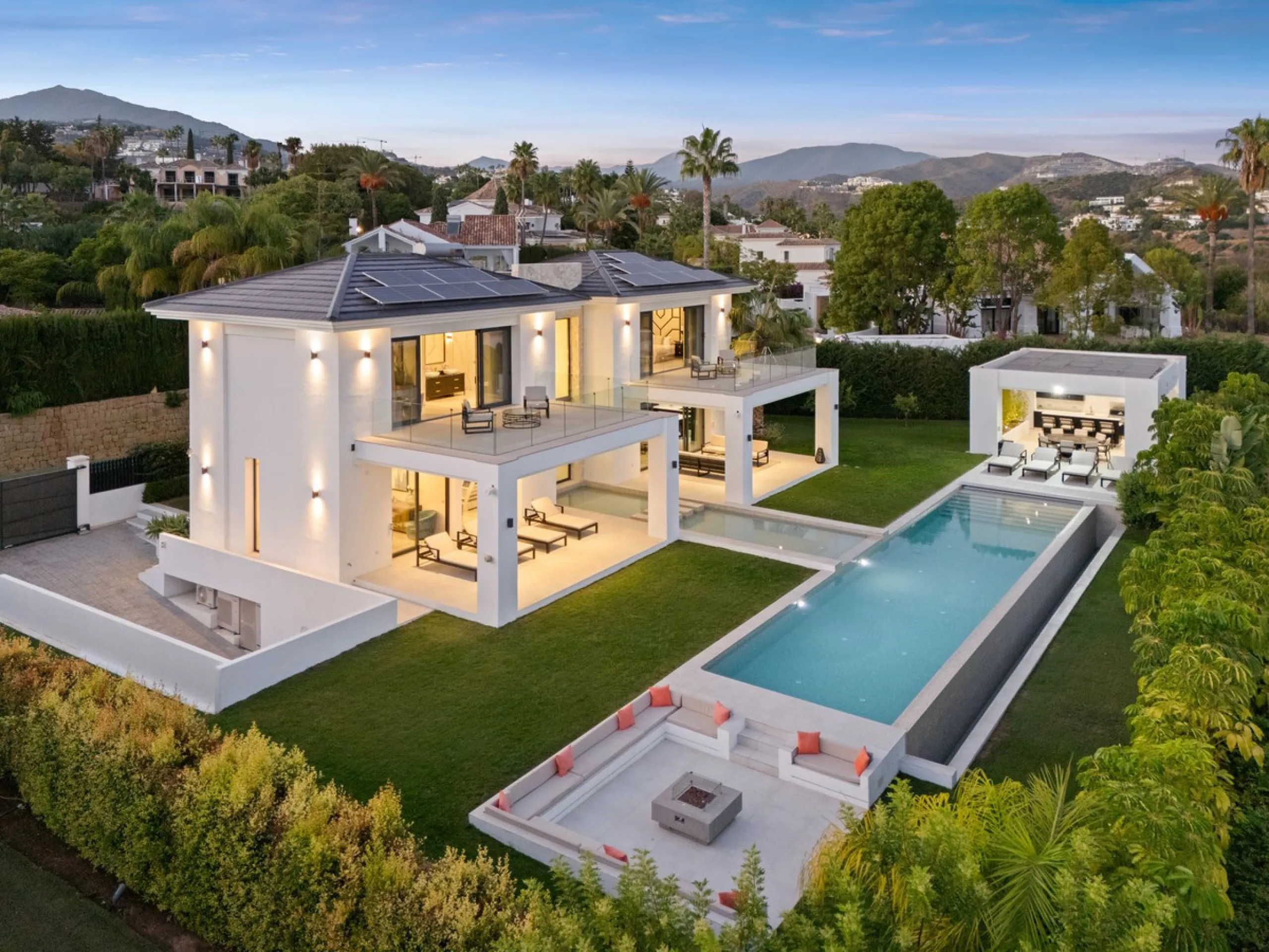 This contemporary residence in La Quinta is designed for modern living and effortless entertaining. Its open-plan layout combines a spacious lounge, dining area, and fully equipped kitchen, all seamlessly connected to the outdoors through floor-to-ceiling