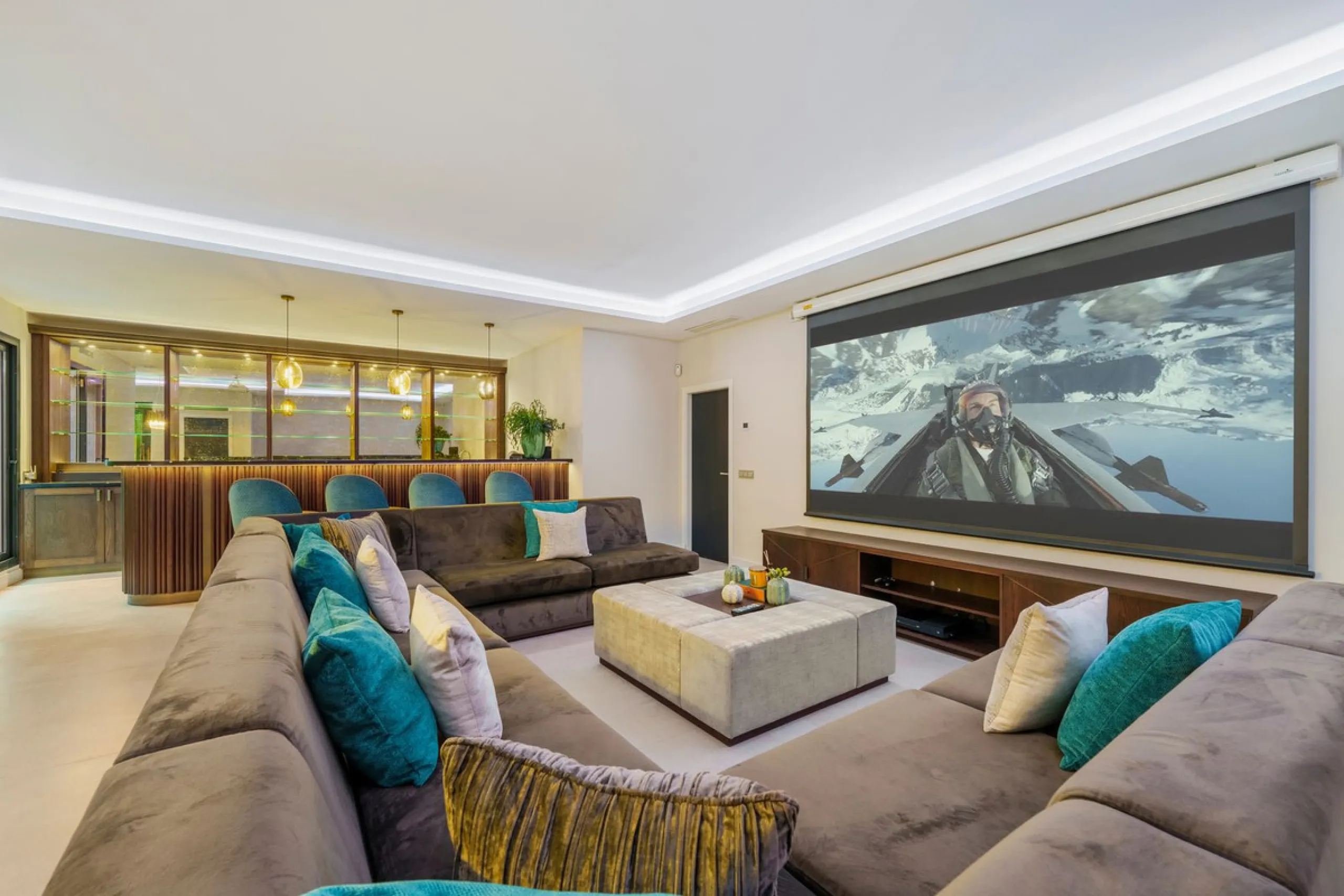 This contemporary residence in La Quinta is designed for modern living and effortless entertaining. Its open-plan layout combines a spacious lounge, dining area, and fully equipped kitchen, all seamlessly connected to the outdoors through floor-to-ceiling