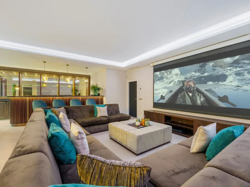 This contemporary residence in La Quinta is designed for modern living and effortless entertaining. Its open-plan layout combines a spacious lounge, dining area, and fully equipped kitchen, all seamlessly connected to the outdoors through floor-to-ceiling