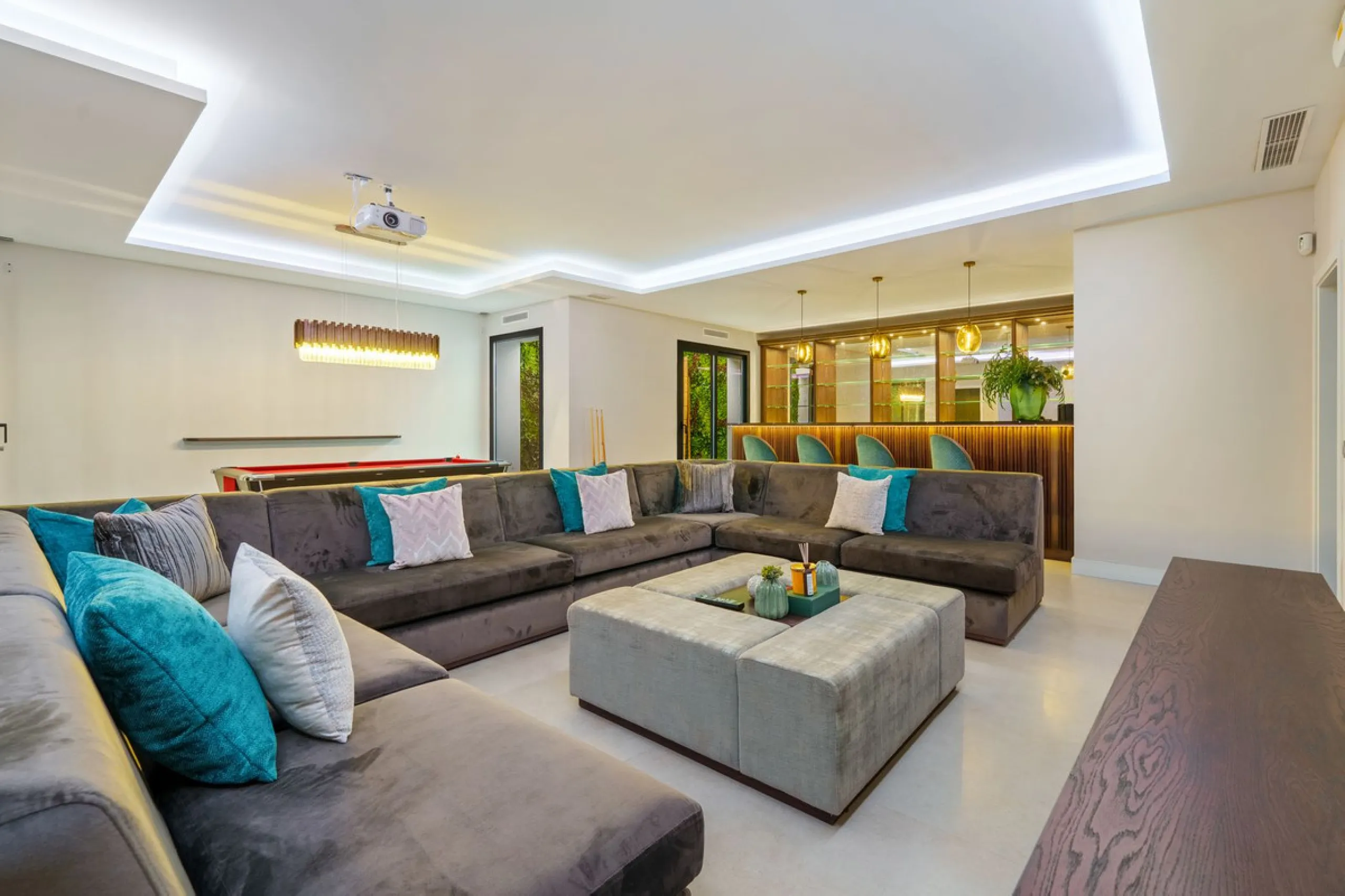 This contemporary residence in La Quinta is designed for modern living and effortless entertaining. Its open-plan layout combines a spacious lounge, dining area, and fully equipped kitchen, all seamlessly connected to the outdoors through floor-to-ceiling