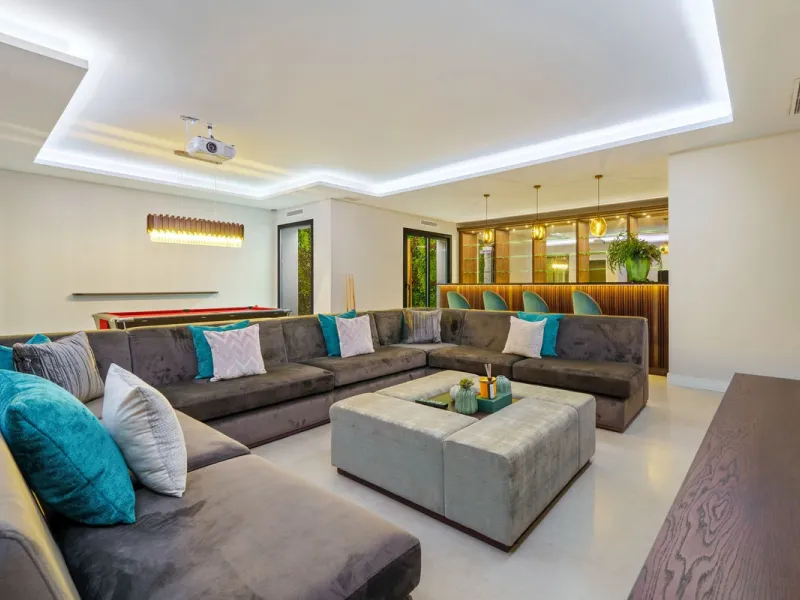 This contemporary residence in La Quinta is designed for modern living and effortless entertaining. Its open-plan layout combines a spacious lounge, dining area, and fully equipped kitchen, all seamlessly connected to the outdoors through floor-to-ceiling