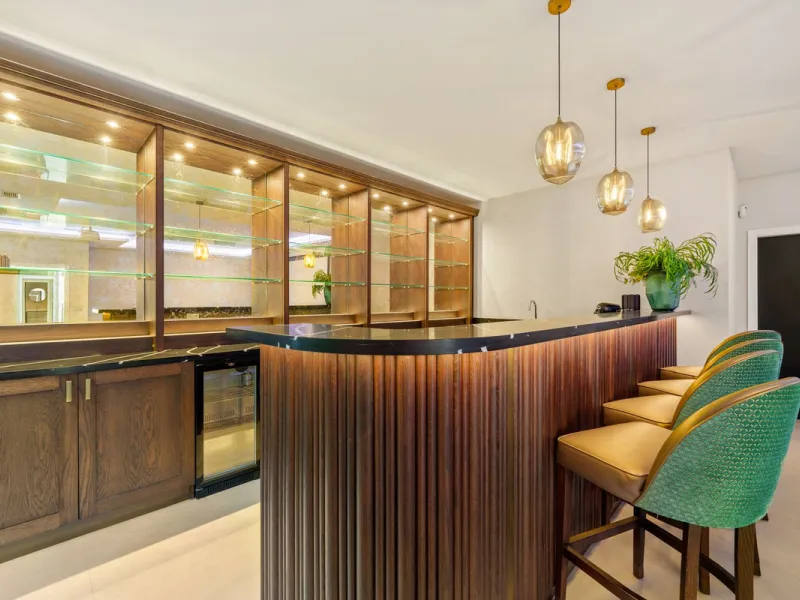 This contemporary residence in La Quinta is designed for modern living and effortless entertaining. Its open-plan layout combines a spacious lounge, dining area, and fully equipped kitchen, all seamlessly connected to the outdoors through floor-to-ceiling