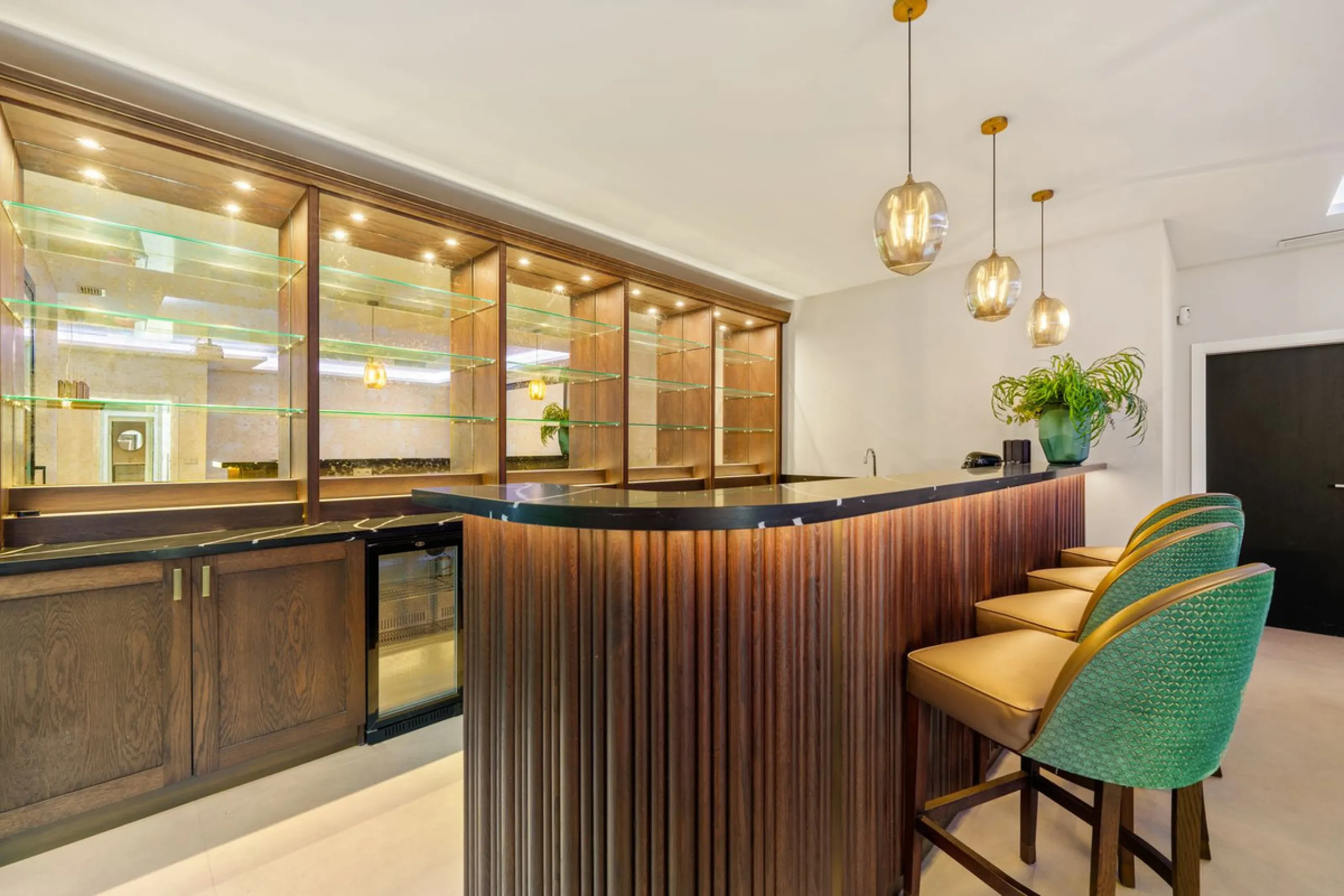 This contemporary residence in La Quinta is designed for modern living and effortless entertaining. Its open-plan layout combines a spacious lounge, dining area, and fully equipped kitchen, all seamlessly connected to the outdoors through floor-to-ceiling