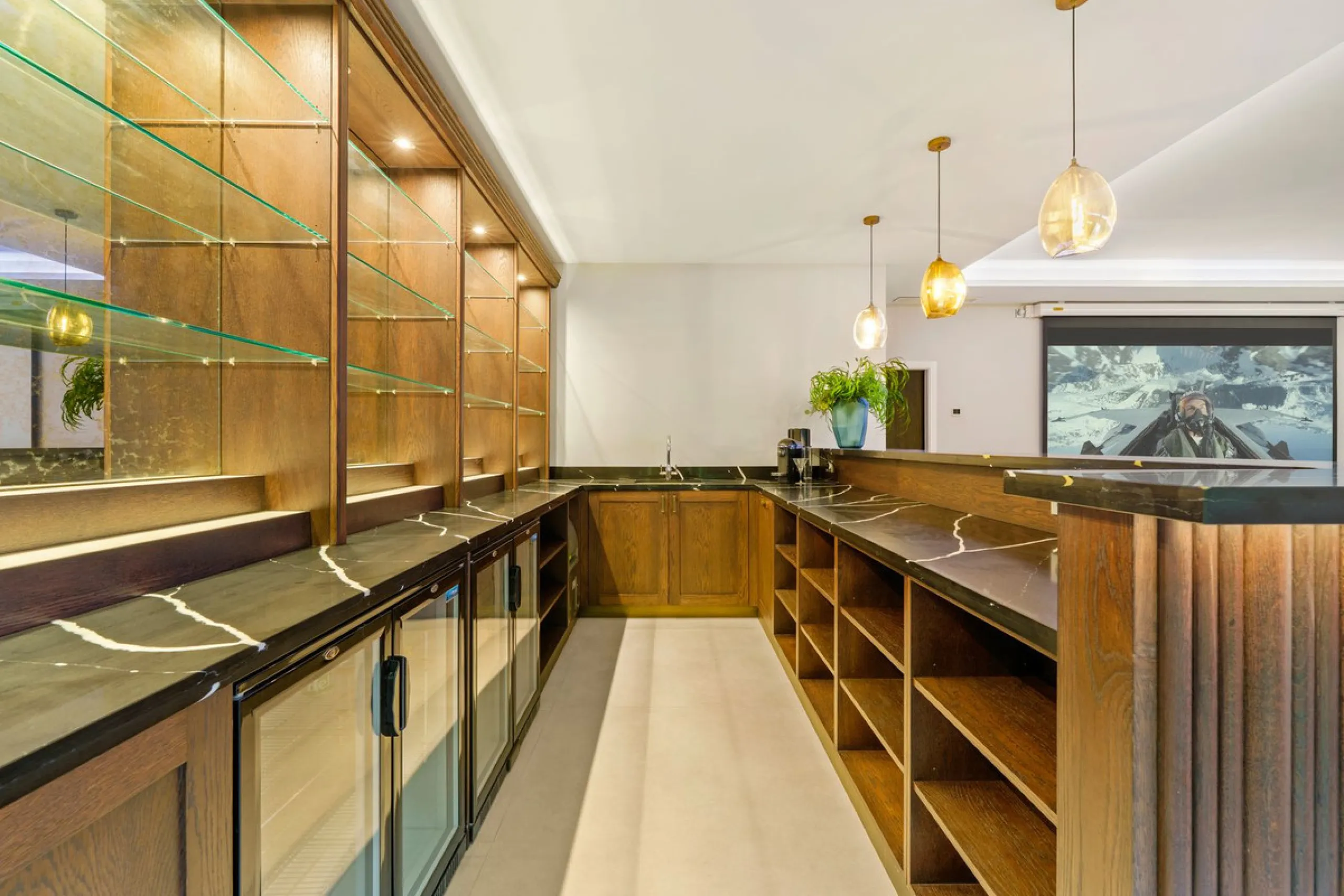 This contemporary residence in La Quinta is designed for modern living and effortless entertaining. Its open-plan layout combines a spacious lounge, dining area, and fully equipped kitchen, all seamlessly connected to the outdoors through floor-to-ceiling