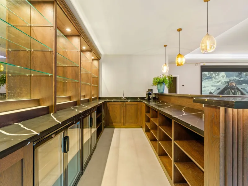 This contemporary residence in La Quinta is designed for modern living and effortless entertaining. Its open-plan layout combines a spacious lounge, dining area, and fully equipped kitchen, all seamlessly connected to the outdoors through floor-to-ceiling