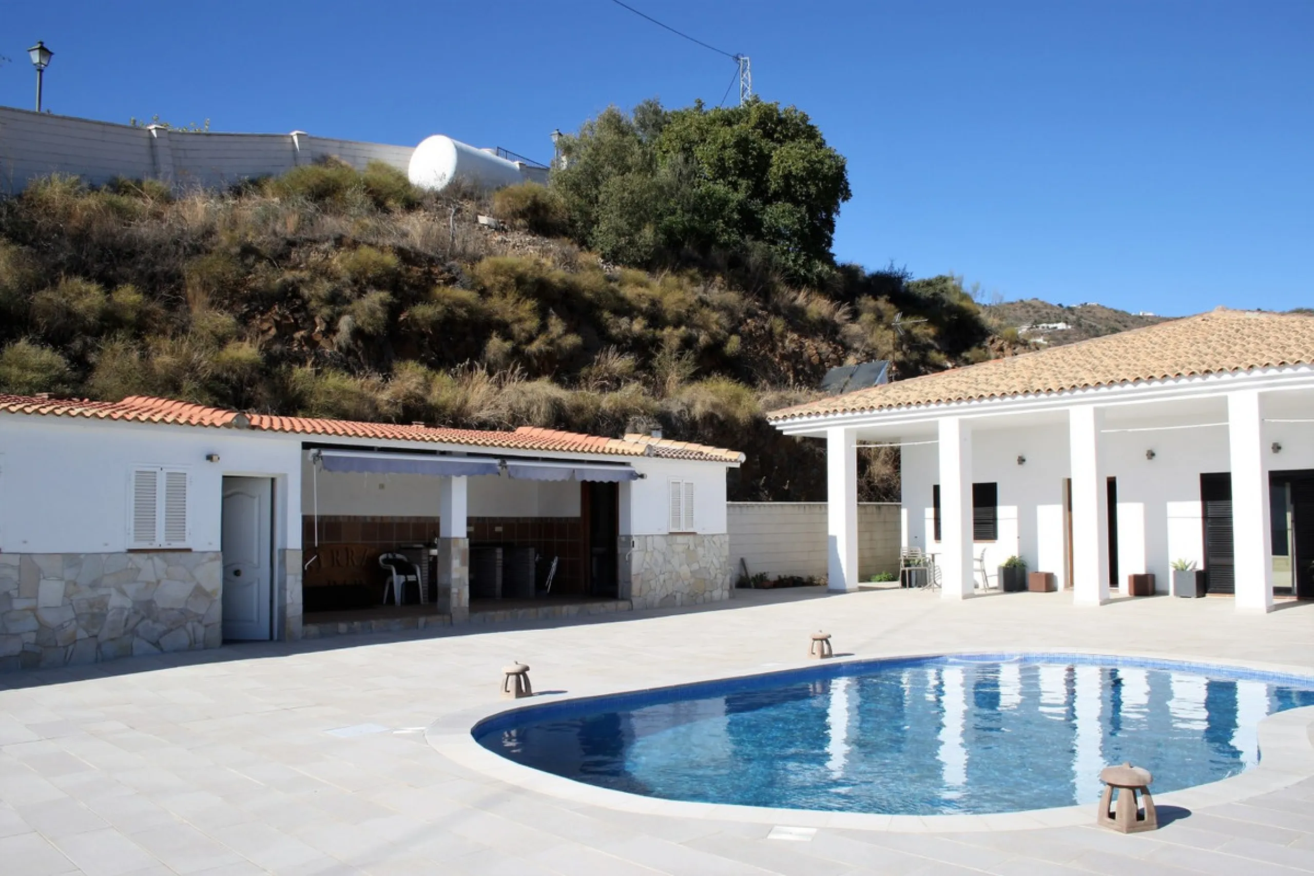 This charming villa in Moclinejo combines comfort, spaciousness and stunning views of the sea and the surrounding mountains. Located on a large plot with a beautiful garden, it offers a peaceful environment to fully enjoy nature and the Mediterranean clim
