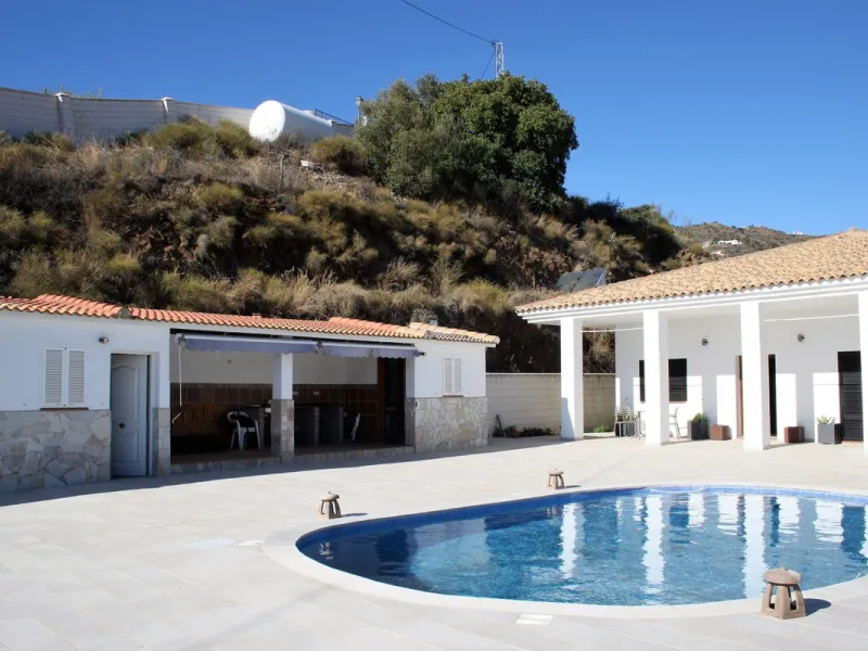 This charming villa in Moclinejo combines comfort, spaciousness and stunning views of the sea and the surrounding mountains. Located on a large plot with a beautiful garden, it offers a peaceful environment to fully enjoy nature and the Mediterranean clim