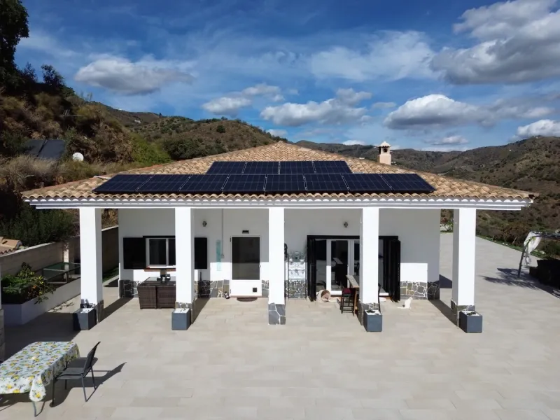 This charming villa in Moclinejo combines comfort, spaciousness and stunning views of the sea and the surrounding mountains. Located on a large plot with a beautiful garden, it offers a peaceful environment to fully enjoy nature and the Mediterranean clim