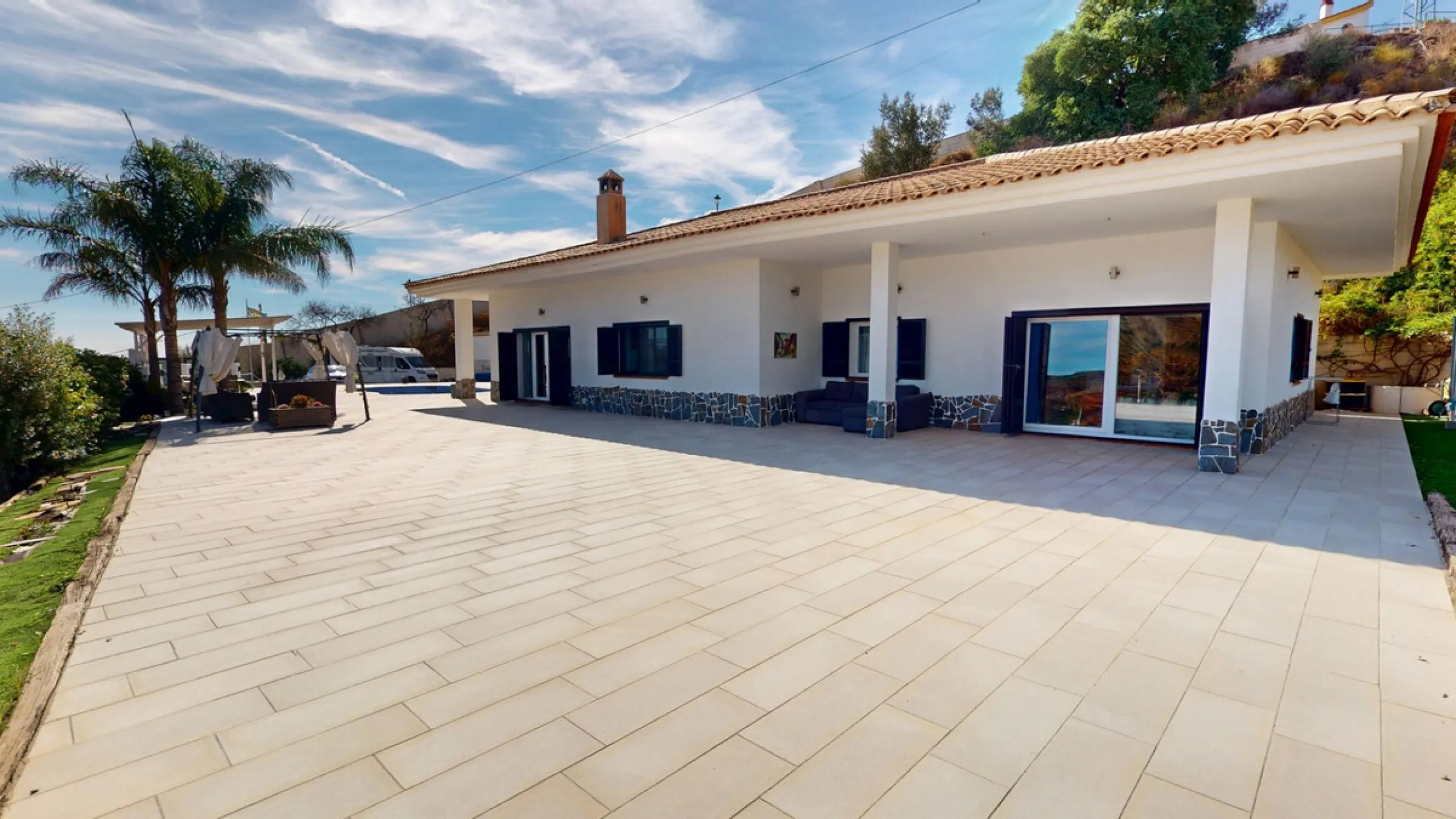 This charming villa in Moclinejo combines comfort, spaciousness and stunning views of the sea and the surrounding mountains. Located on a large plot with a beautiful garden, it offers a peaceful environment to fully enjoy nature and the Mediterranean clim