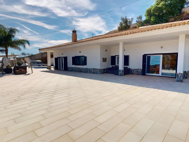 This charming villa in Moclinejo combines comfort, spaciousness and stunning views of the sea and the surrounding mountains. Located on a large plot with a beautiful garden, it offers a peaceful environment to fully enjoy nature and the Mediterranean clim