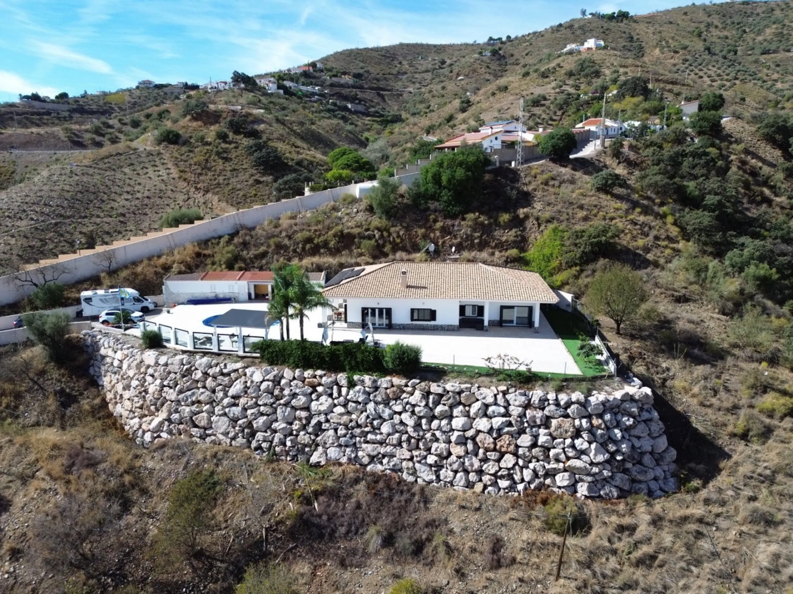 This charming villa in Moclinejo combines comfort, spaciousness and stunning views of the sea and the surrounding mountains. Located on a large plot with a beautiful garden, it offers a peaceful environment to fully enjoy nature and the Mediterranean clim