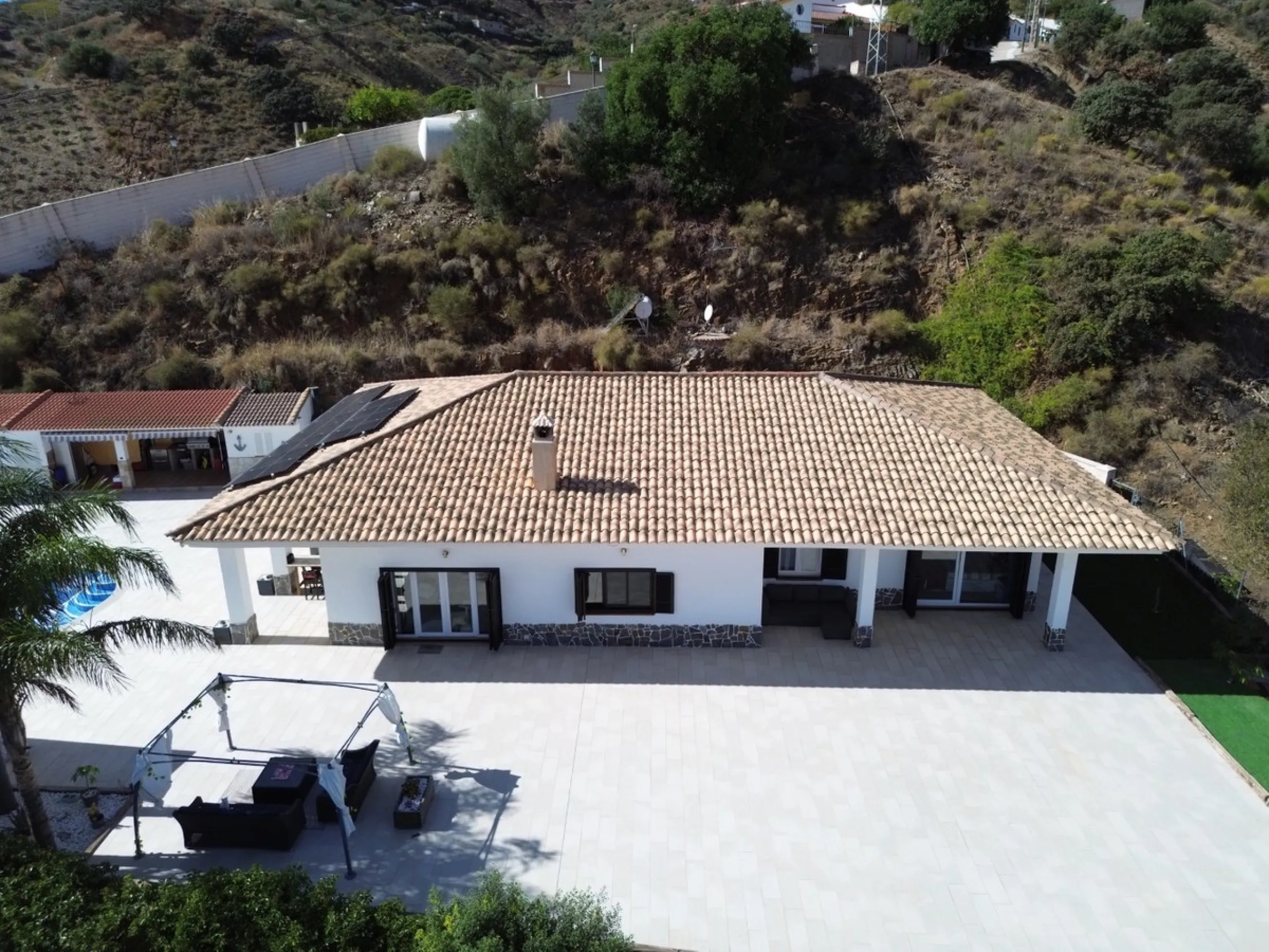 This charming villa in Moclinejo combines comfort, spaciousness and stunning views of the sea and the surrounding mountains. Located on a large plot with a beautiful garden, it offers a peaceful environment to fully enjoy nature and the Mediterranean clim