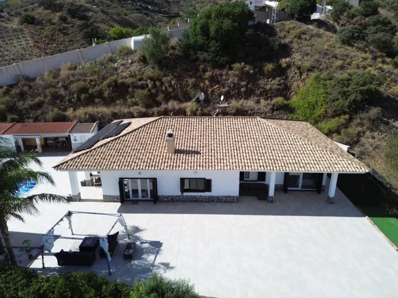 This charming villa in Moclinejo combines comfort, spaciousness and stunning views of the sea and the surrounding mountains. Located on a large plot with a beautiful garden, it offers a peaceful environment to fully enjoy nature and the Mediterranean clim