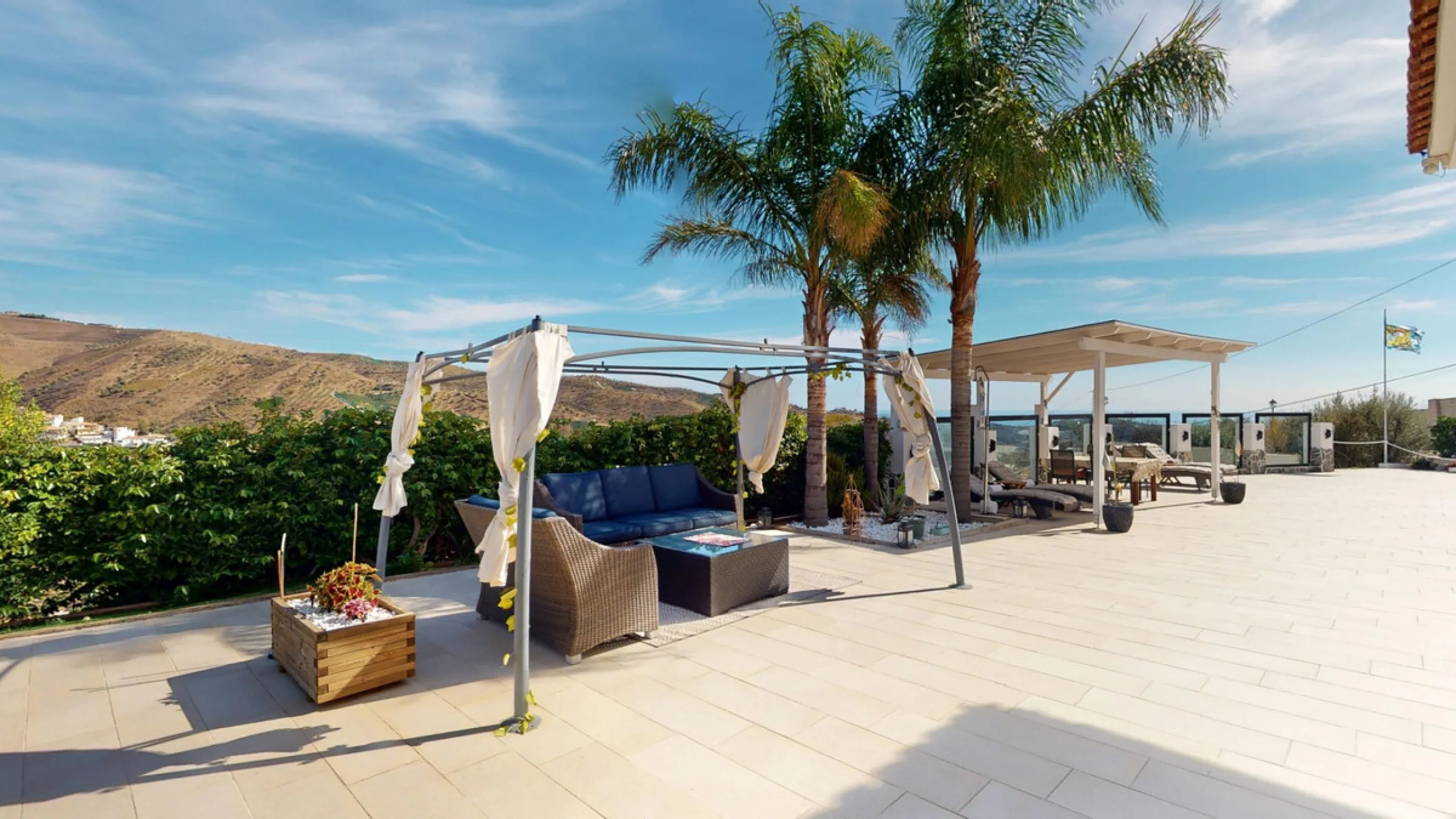 This charming villa in Moclinejo combines comfort, spaciousness and stunning views of the sea and the surrounding mountains. Located on a large plot with a beautiful garden, it offers a peaceful environment to fully enjoy nature and the Mediterranean clim