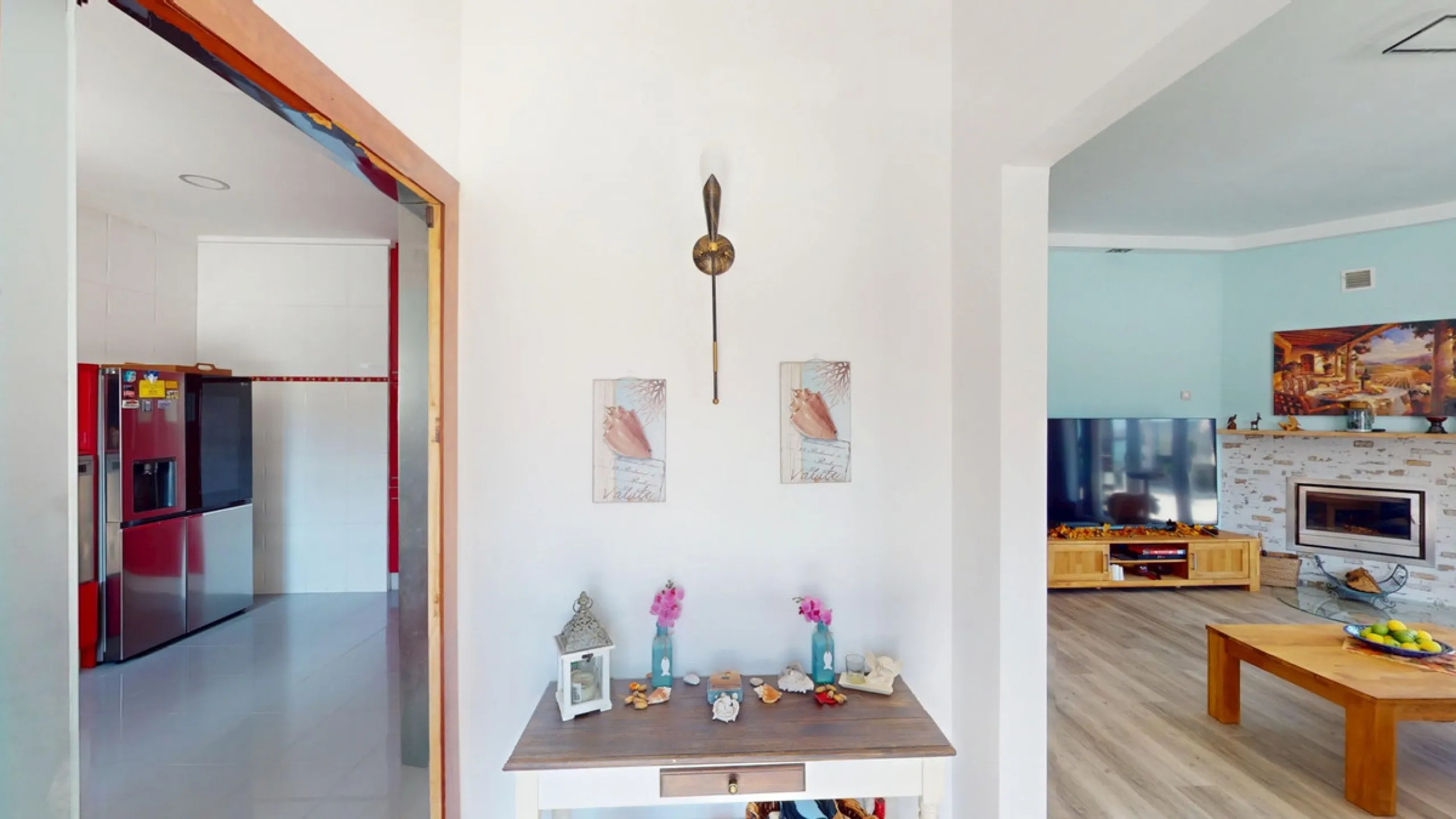 This charming villa in Moclinejo combines comfort, spaciousness and stunning views of the sea and the surrounding mountains. Located on a large plot with a beautiful garden, it offers a peaceful environment to fully enjoy nature and the Mediterranean clim