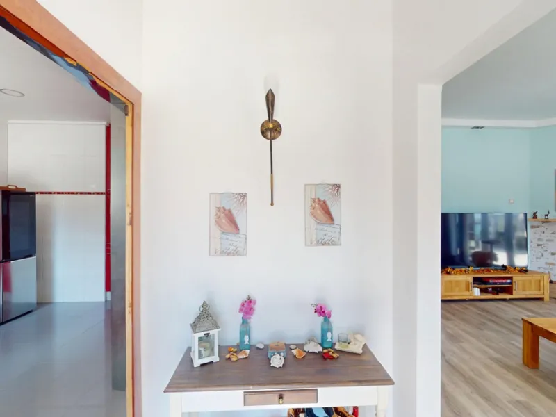 This charming villa in Moclinejo combines comfort, spaciousness and stunning views of the sea and the surrounding mountains. Located on a large plot with a beautiful garden, it offers a peaceful environment to fully enjoy nature and the Mediterranean clim