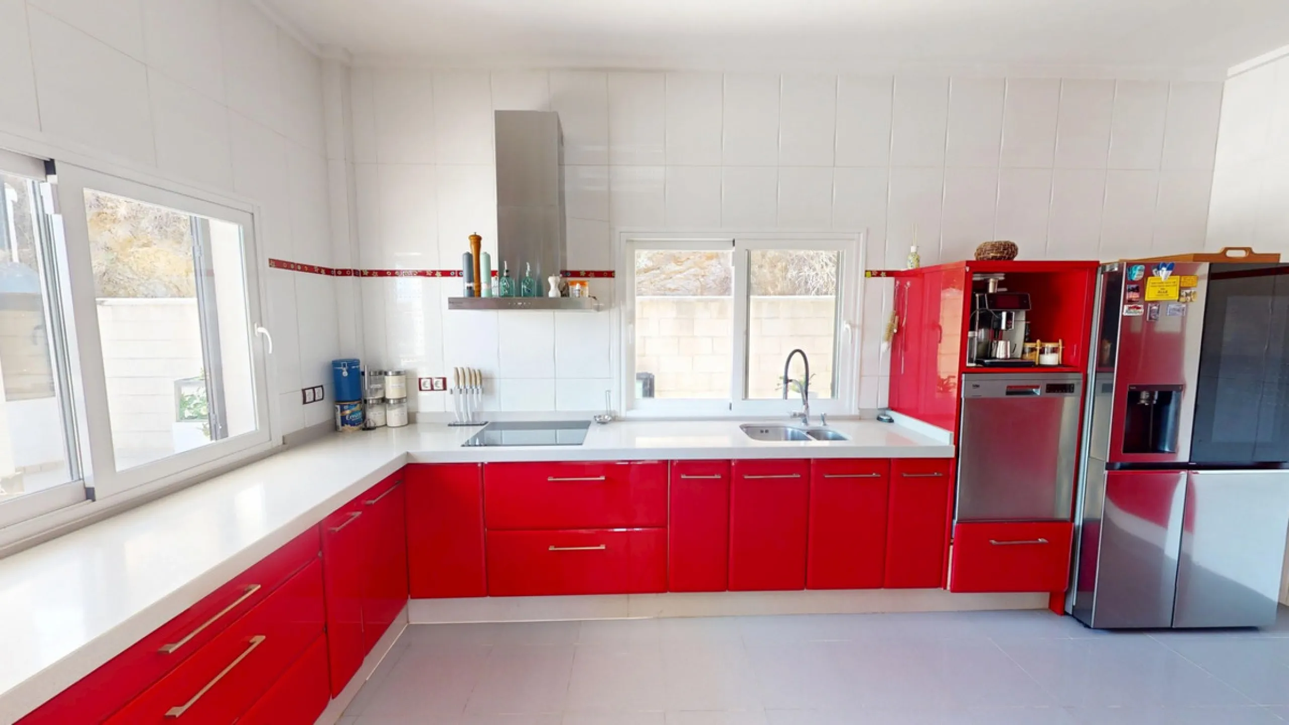 This charming villa in Moclinejo combines comfort, spaciousness and stunning views of the sea and the surrounding mountains. Located on a large plot with a beautiful garden, it offers a peaceful environment to fully enjoy nature and the Mediterranean clim