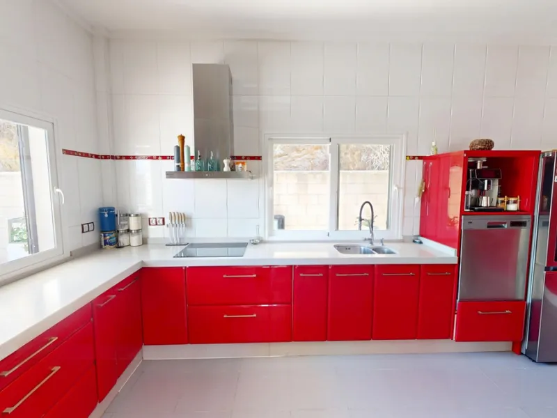 This charming villa in Moclinejo combines comfort, spaciousness and stunning views of the sea and the surrounding mountains. Located on a large plot with a beautiful garden, it offers a peaceful environment to fully enjoy nature and the Mediterranean clim