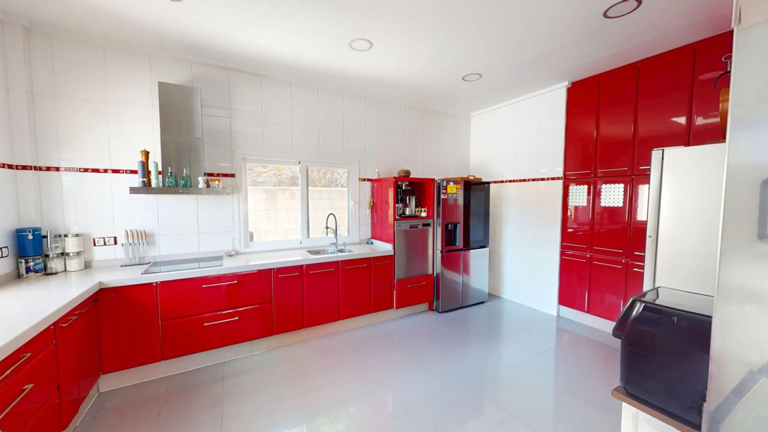 This charming villa in Moclinejo combines comfort, spaciousness and stunning views of the sea and the surrounding mountains. Located on a large plot with a beautiful garden, it offers a peaceful environment to fully enjoy nature and the Mediterranean clim